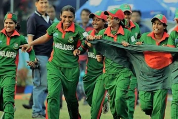 කාන්තා ක්‍රිකට් කණ්ඩායමක් දිවයිනට