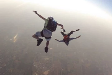 நடுவானில் உயிருக்கு போராடிய நபரை காப்பாற்றும் நெஞ்சை பதற வைக்கும் வீடியோ வைரல்!