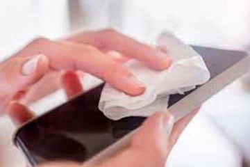 Smart Phone திரையை சுத்தம் செய்வது எப்படி? இந்த தவறை மறந்தும் பண்ணாதீங்க!