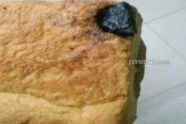யாழில் கடை ஒன்றிலிருந்து பாண் வாங்கி சென்றவருக்கு காத்திருந்த அதிர்ச்சி | Jaffna Charcoal In The Bread Shocking Incident