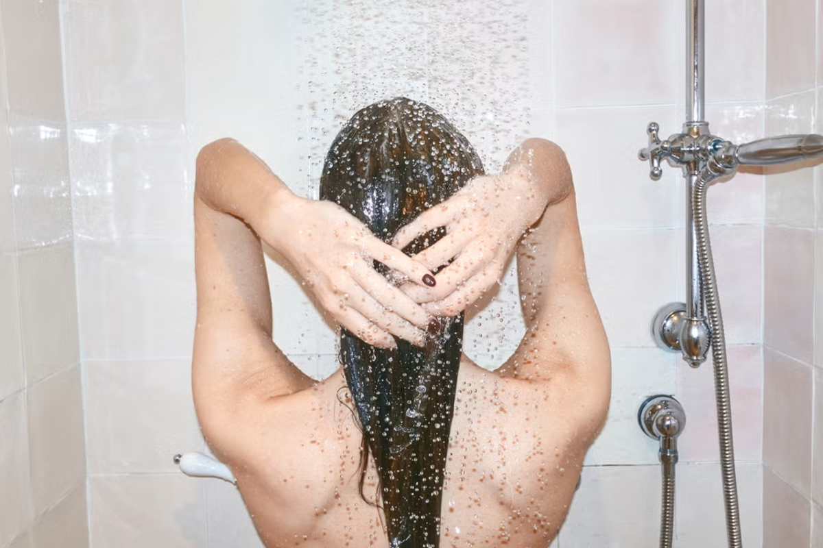 ஆன்மீகம்: குளிக்கும் பொழுது இந்த தவறு செய்து விடாதீர்கள்.. தீய சக்திகளால் பாதிக்கப்படலாம் | Why We Shouldnt Take Bath Without Cloths