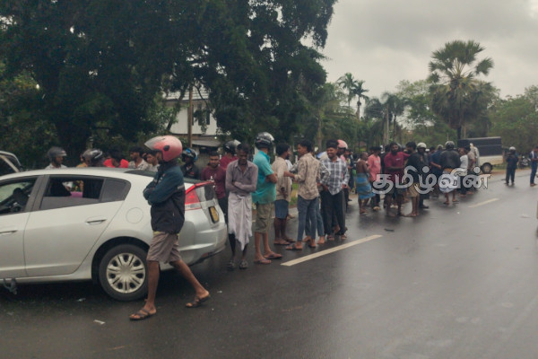 மூன்று வாகனங்கள் மோதி கோர விபத்து - மூவர் வைத்தியசாலையில் அனுமதி | Kilinochi Accident Three Vehicle Collision