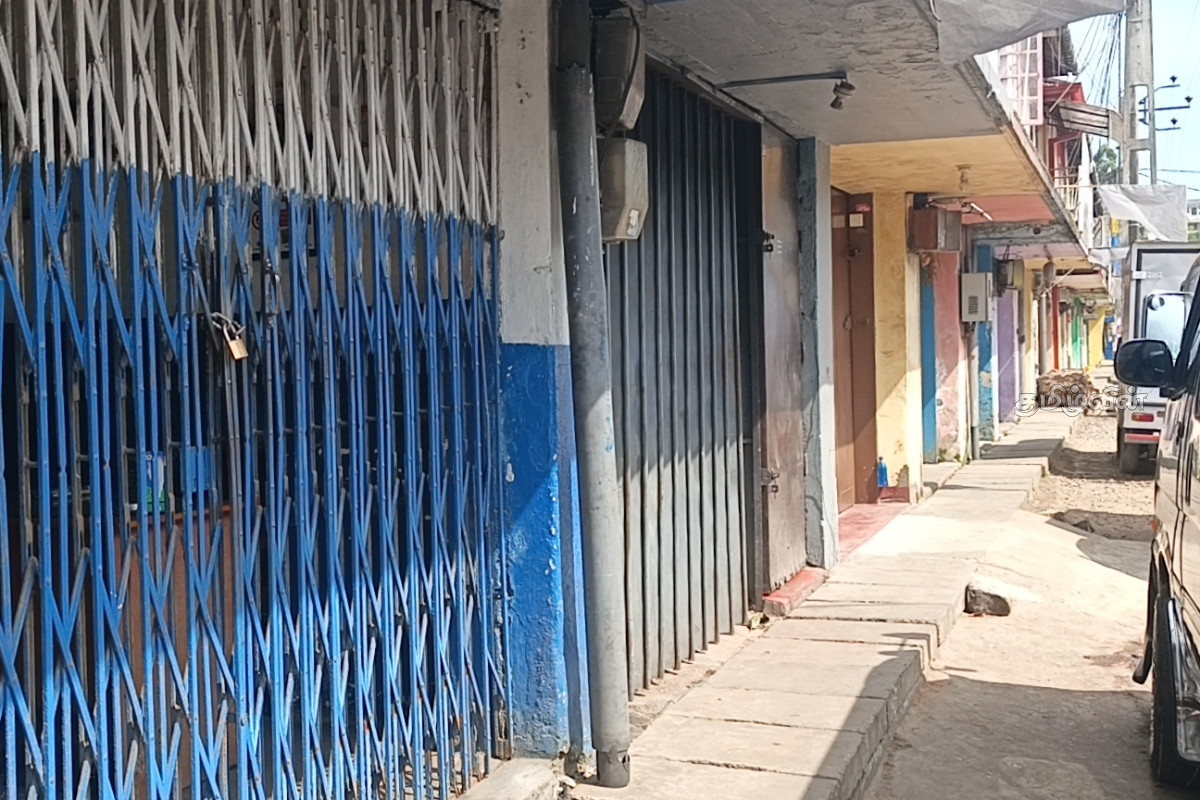 நோர்வூட்டில் மதுபானசாலைக்கு எதிராகக் கொதித்தெழுந்த மக்கள்- கறுப்புக்கொடி ஏந்தி வர்த்தக நிலையங்களை மூடிப் போராட்டம் | Norhood People Protest