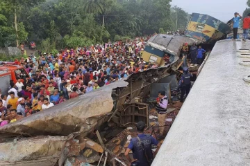 நேருக்கு நேர் மோதிய இரு தொடருந்துகள்: பங்களாதேஷில் பாரிய விபத்து