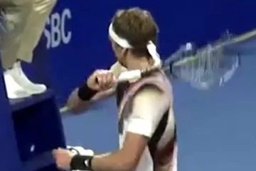 நடுவரின் நாற்காலியை தாக்கிய பிரபல டென்னிஸ் வீரர் - லட்சக்கணக்கில் அபராதம்