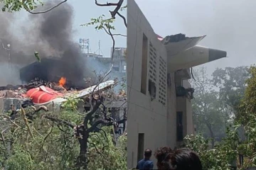 எதிர்ப்பாரா விதமாக நடந்த Air India விமான விபத்து.. பிரபலங்களின் பதிவு