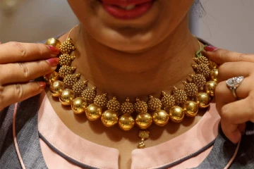 அதிரடியாக குறைந்தது தங்கம் விலை; மகிழ்ச்சியில் இல்லத்தரசிகள்!