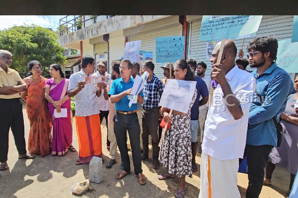 யாழில் ஆலயமொன்றின் பழமைவாய்ந்த கட்டடம் இடித்தழிப்பு : வெடித்தது போராட்டம் | Demolition Ancient Building Suthumalai Amman
