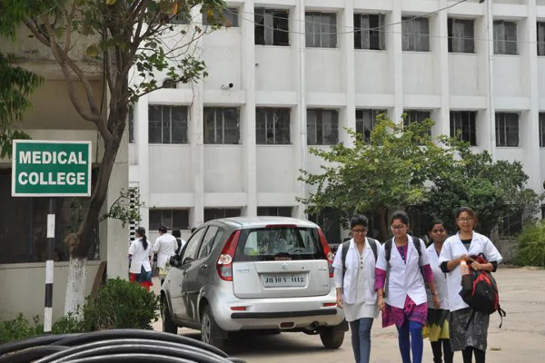 இந்தியாவில் 100 இற்கும் மேற்பட்ட மருத்துவ கல்லூரிகளுக்கு ஆப்பு! | More Than 100 Medical Colleges In India