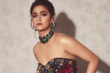 கீர்த்தி சுரேஷா இப்படி? தாராள கவர்ச்சி காட்டி போட்டோஷூட்