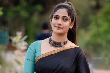 லொஸ்லியாவா இது? துளியும் மேக்கப் இன்றி எப்படி இருக்கின்றார் தெரியுமா? தீயாய் பரவும் புகைப்படம்