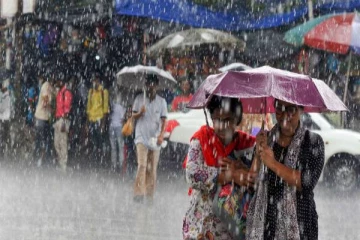 தமிழகத்தில் அடுத்த 3 நாட்களுக்கு தொடரும் கனமழை: எந்தெந்த மாவட்டங்களில் தெரியுமா?