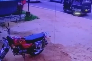 අලෙවි සැලක් කොල්ලකෑ සියලු CCTV දර්ශන.. කිසි බයක් නැතුව කොල්ලකයි.. (CCTV VIDEO)