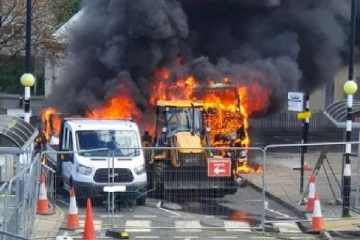 திடீரென்று தீப்பிடித்த வாகனங்கள்... வணிக வளாகம் அருகே அதிர்ச்சி சம்பவம்