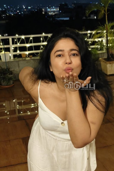 கிளாமர் உடையில் ரசிகர்களுக்கு முத்தத்தை தெறிக்க விடும் பூனம் பாஜ்வா | Poonam Bajwa Latest Casual Click கிளாமர் உடையில் ரசிகர்களுக்கு முத்தத்தை தெறிக்க விடும் பூனம் பாஜ்வா | Poonam Bajwa Latest Casual Click