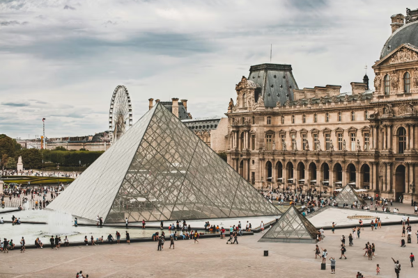 பிரான்ஸ் அருங்காட்சியகத்துக்கு மீண்டும் ஒரு இழப்பு | Hundreds Of Books Damaged In Louvre Water Leak பிரான்ஸ் அருங்காட்சியகத்துக்கு மீண்டும் ஒரு இழப்பு | Hundreds Of Books Damaged In Louvre Water Leak