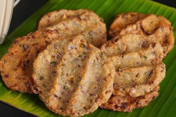 குழந்தைகள் விரும்பி உண்ணும் டீக்கடை தட்டு வடை.., எப்படி செய்வது? | Thatta Vadai Recipe In Tamil