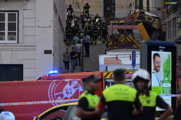 போர்த்துக்கல்லில் ரயில் கேபிள் கார் தடம் புரண்டு 15 பேர் பலி | 15 Killed In Portugal Train Cable Car Derailment