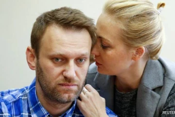 முதல்ல விஷம், இப்போ சிறையில் மரணம்; பதில் சொல்லியே தீரணும் - நவ்லனி மனைவி