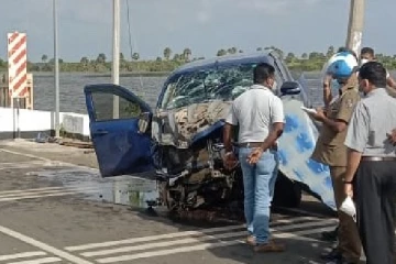 யாழ் - வல்லை பாலத்தில் விபத்து! சாரதி படுகாயம் (Photo)