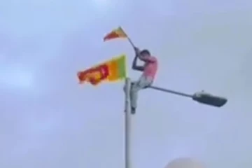 "මගෙ අන්තිම ගමන මේක .මගෙ අන්තිම ආසාව මේක " ලයිට් කණුවට නැග අරගලයේ ජය සැමරු පුද්ගලයා අනතුරකින් මිය යයි සංවේදි සිදුවීම(VIDEO)