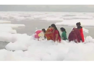 சாத் பூஜையொட்டி ரசாயன நுரையில் நீராடிய பக்தர்கள்