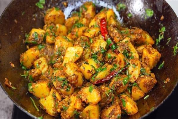 potato sukka: நோயெதிர்ப்பு மண்டலத்தை வலுப்படுத்தும் உருளைக்கிழங்கு சுக்கா | Potato Sukka Recipe And Health Beenefits