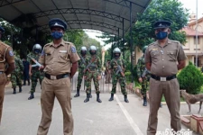 யாழ். பல்கலைக்கழக வாயிலை மறித்து போராட்டம்! ஸ்தலத்தில் பொலிஸ், இராணுவம், கலகமடக்கும் பொலிஸார்