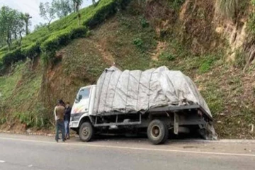 திடீரென லொறியில் ஏற்பட்ட இயந்திர கோளாறு... அதிஷ்டவசமாக உயிர் தப்பிய பயணிகள்!