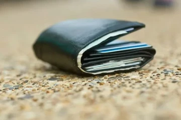 ලක්ෂ ගණනක මුදල් සමඟ මහමඟ වැටී තිබූ පසුම්බිය..