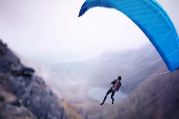 இலங்கையில் பெரசூட்டில் பறந்த ரஷ்யருக்கு ஏற்பட்ட நிலைமை (Photo)