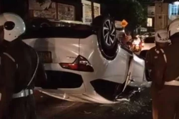 வீதியைவிட்டு விலகிய கார்; மூவருக்கு நேர்ந்த கதி