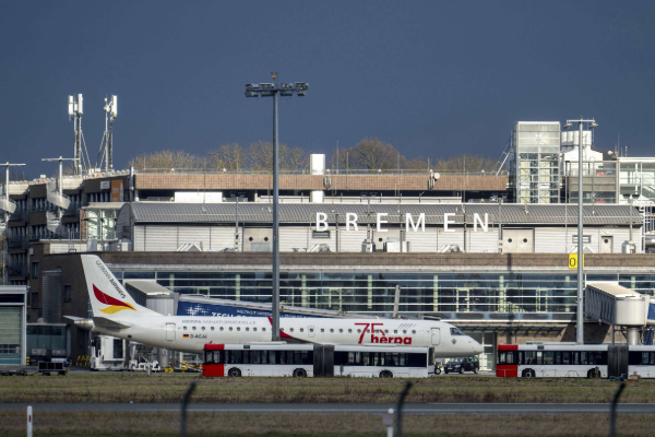 மீண்டும் ஜேர்மன் விமான நிலையம் ஒன்றில் மர்ம ட்ரோன்கள்: விமான சேவை பாதிப்பு | Flights Suspended At Bremen Airport Drone Sight