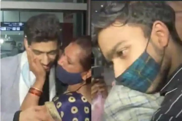 உக்ரைனில் இருந்து பாதுகாப்பாக நாடு திரும்பிய பிள்ளைகளை பார்த்து கதறி அழுத பெற்றோர்கள்! நெகிழ்ச்சி வீடியோ