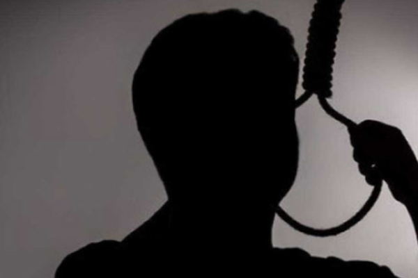 மனைவி கண்டித்ததால் மனமுடைந்த கணவன் தூக்கிட்டு தற்கொலை | Husband Commits Suicide Stabbing Wife