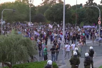 கிரீஸ் அரசின் கட்டாய தடுப்பூசிக்கு எதிராக மக்கள் போராட்டம்