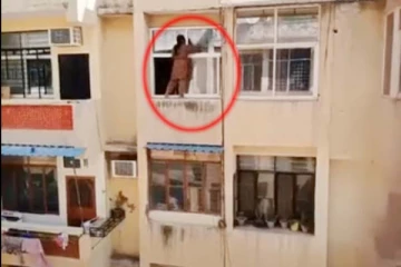 4வது மாடியில் நின்று பெண் செய்த காரியம்! வாயடைத்துப் போன நெட்டிசன்கள்