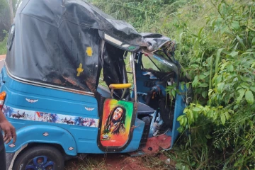 திருகோணமலையில் விபத்து:இருவர் படுகாயம்(Photos)