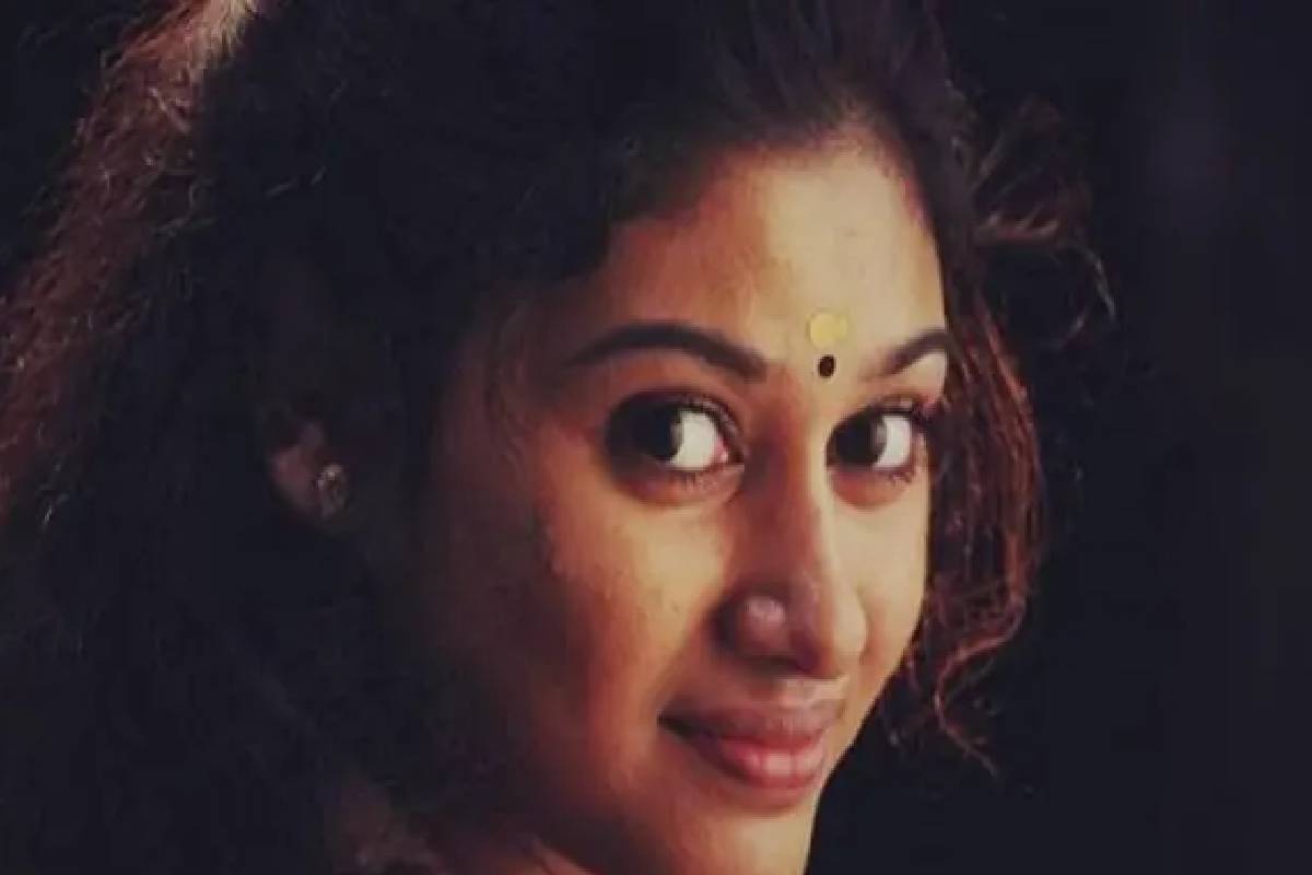 உடல் எடை அதிகரித்து ஆளே மாறிய பிக்பாஸ் புகழ் ஓவியா! படுவைரலாகும் beach வீடியோ | Actress Oviya Glamour Look Beach Vide Viral