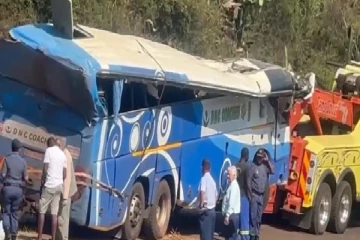 மலைப்பகுதியில் கவிழ்ந்த பேருந்து ; 42 பேர் பலி