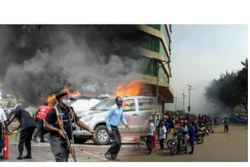 இந்திய வீரர்கள் தங்கிய ஹோட்டல் அருகே நடந்த பயங்கர மனித வெடிகுண்டு தாக்குதல் - அதிர்ச்சி வீடியோ - நடந்தது என்ன?