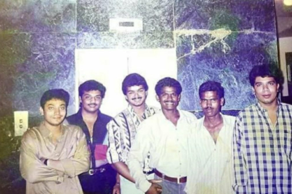 தளபதி விஜய் தனது நண்பர்களுடன் உள்ள அன்ஸீன் புகைப்படம், எப்படி உள்ளார் பாருங்க | Vija Ya Un Wit Frds Pic
