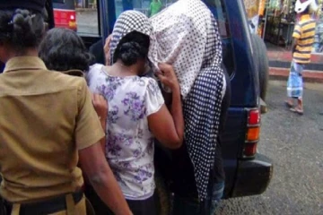 வீட்டின் பிரதான வாயிலில் காவலர்கள் உள்ளே நடந்த சூதாட்டம் - தாய் ,மகள் உட்பட பலர் சிக்கினர்