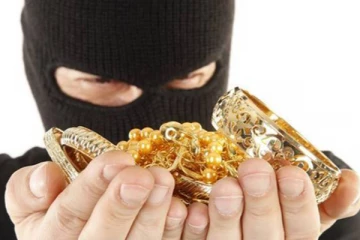 பூட்டியிருந்த வீடு உடைத்து தங்க ஆபரணங்கள் கொள்ளை