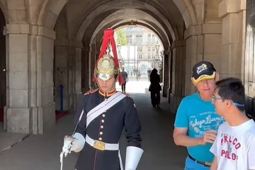 தன்னுடன் புகைப்படம் எடுக்க தயங்கி நின்றவருக்காக விதியை மீறிய மன்னரின் பாதுகாவலர்: நெகிழவைத்த காட்சி