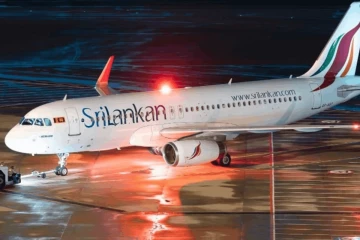 ඕස්ට්‍රේලියාව බලා පියාසර කළ ලංකාවේ යානයට මැද අහසේදී අකුණු ගහලා - මගීන්ට මොකද වුණේ?