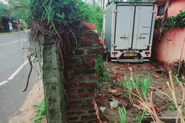 மட்டக்களப்பில் மதிலை உடைத்துக் கொண்டு உள்ளே பாய்ந்த லொறி | Lorry Crashes Through Wall In Major Incident மட்டக்களப்பில் மதிலை உடைத்துக் கொண்டு உள்ளே பாய்ந்த லொறி | Lorry Crashes Through Wall In Major Incident