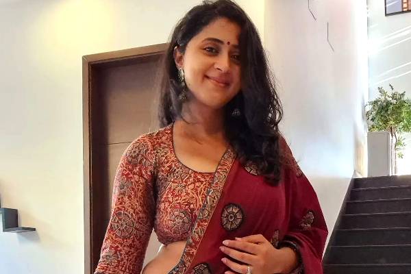 பட்டுசேலையில் தடபுடலாக ரெடியான ஈஸ்வரி- வாயடைக்க வைத்த அழகு | Ethirneechal Eswari Recent Instagram Post Viral