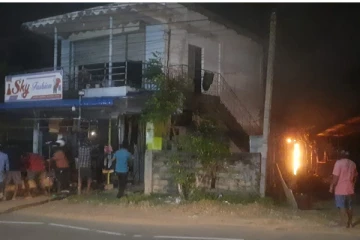 யாழில் திடீரென பற்றி எரிந்த புடவை கடை - பல லட்சம் பெறுமதியான புடவைகள் நாசம்