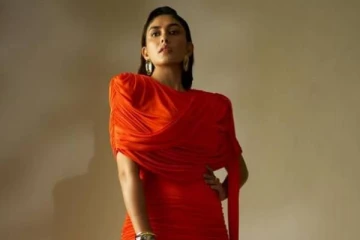 ஆரஞ்சு நிற மாடர்ன் உடையில் நடிகை மிருணாள் தாகூர் வெளியிட்ட கலக்கல் போட்டோஸ்